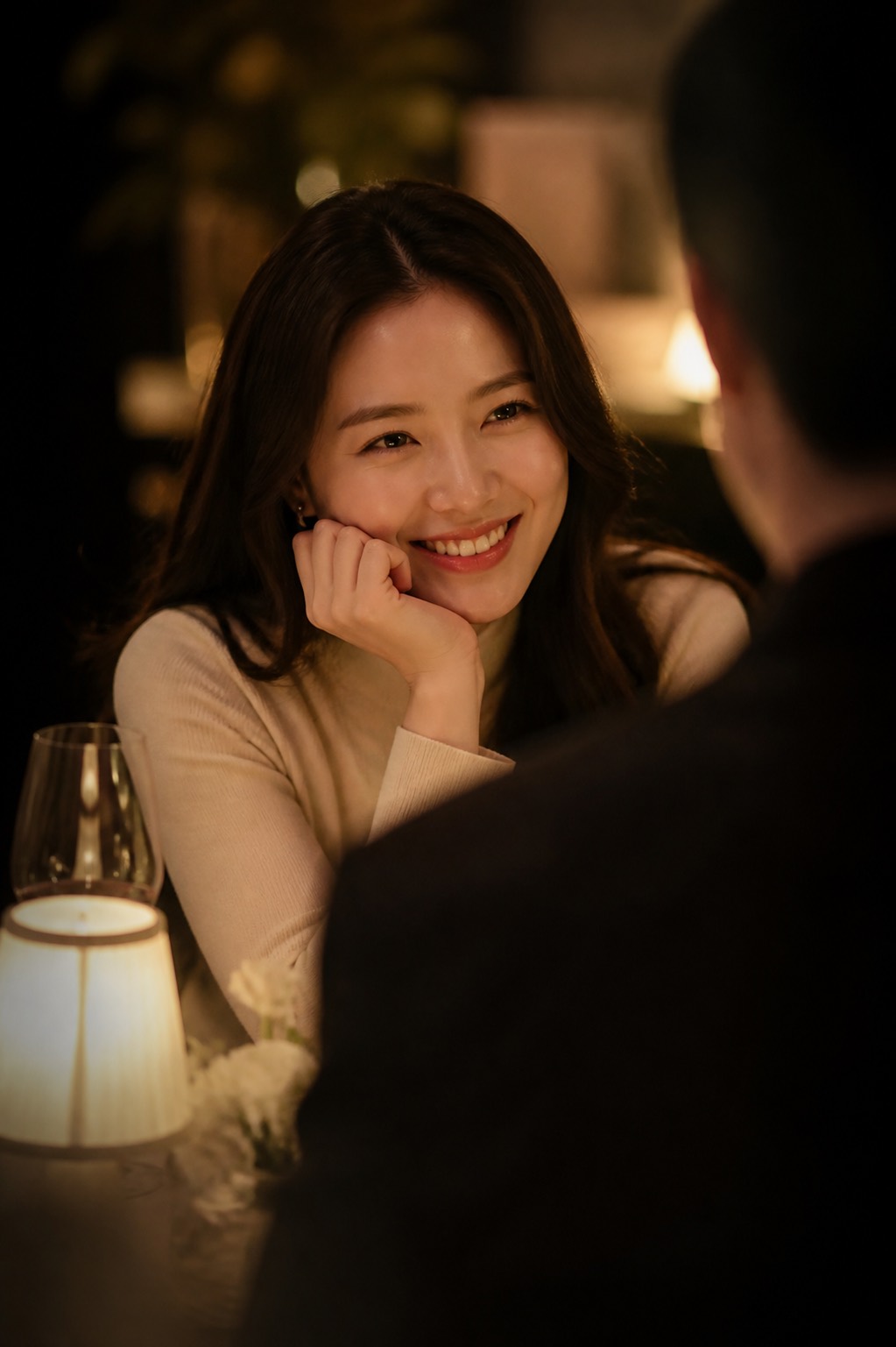 촛불 켜진 라운지에서 웃으며 대화하는 여성 참가자